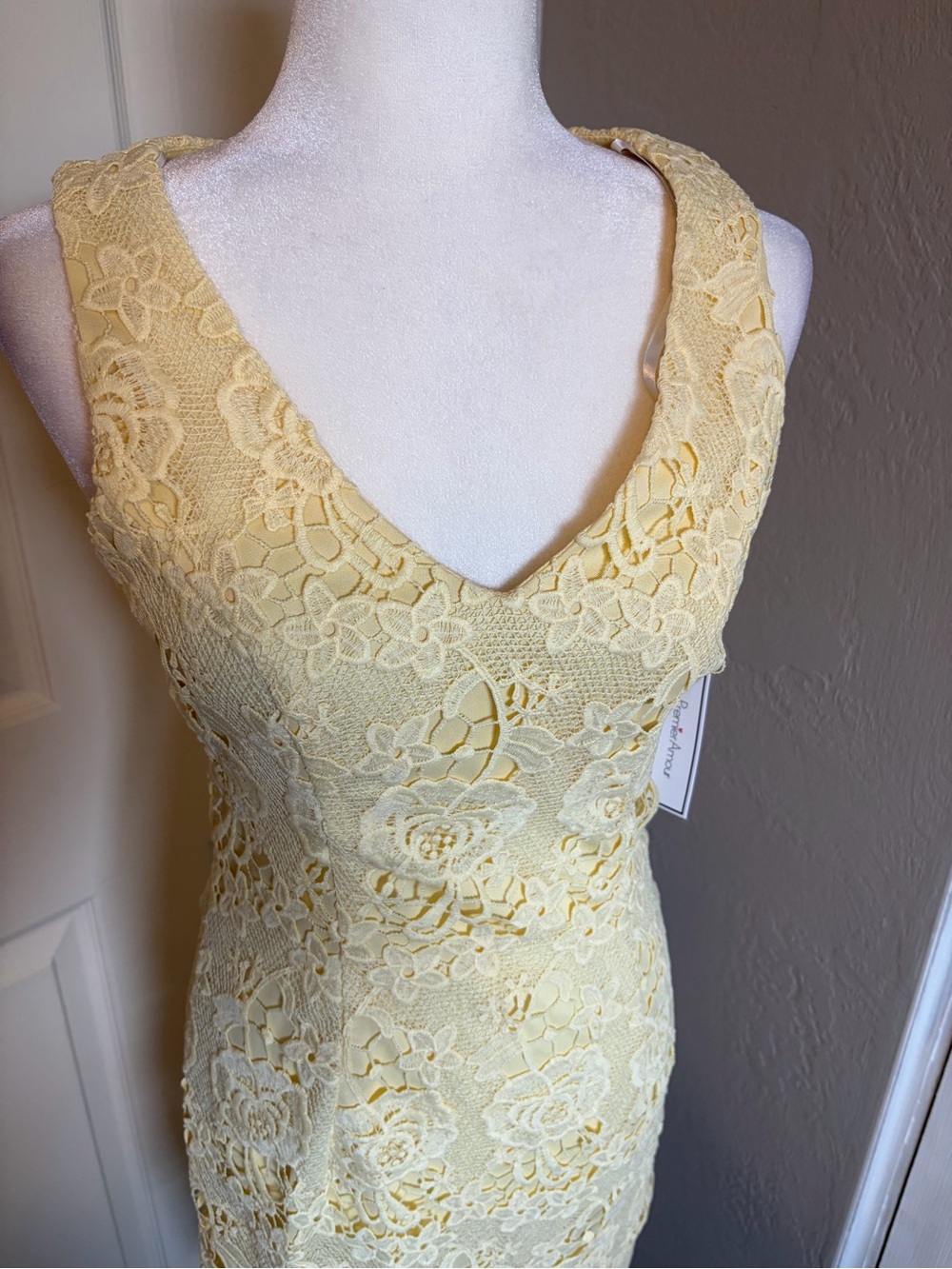 Premier Amour Sleeveless Yellow Lace Midi Dress with V-Neck summer floral - Picture 3 of 6
